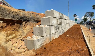 Mobilidade: prefeitura constrói calçada e mureta de proteção para pedestres e ciclistas próximo à rotatória do Veneza