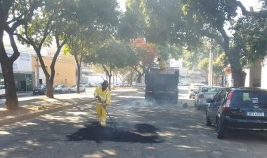 Prefeitura de Ipatinga mantém três equipes mobilizadas em operação tapa-buracos