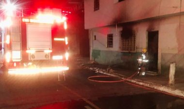 Incêndio devora casa de dois pisos em Coronel Fabriciano.