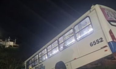 Um homem ficou ferido em São Cristóvão após um ônibus e um carro despencarem em ribanceira