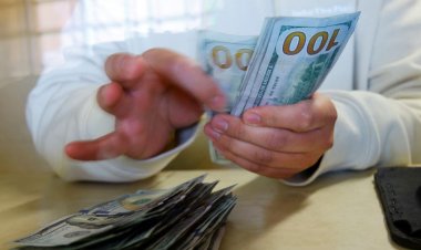 O dólar fechou em alta de 1,53%, cotado a R$ 5,8698. Na máxima do dia, chegou a R$ 5,8748