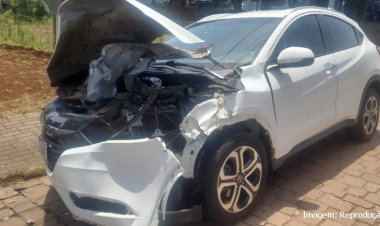 Pneu de trator estoura e destrói carro que estava estacionado