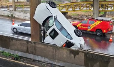 Carro capota na BR 376, em Ponta Grossa