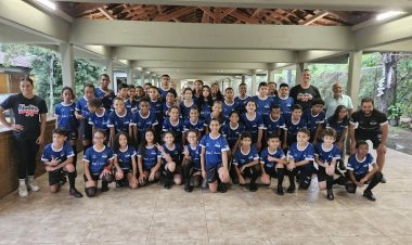 Copasa patrocina prática de handebol para crianças e adolescentes de Timóteo