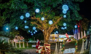 Iluminação da Fundação Aperam acende magia do Natal em Timóteo