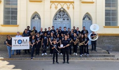 Banda TOM de Ipatinga se apresenta em encontro em Santo Antônio do Grama