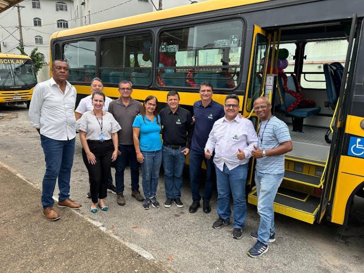 APAE de Timóteo recebe ônibus reformado com acessibilidade