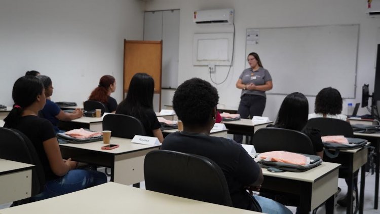Fundação Aperam prepara mulheres para siderurgia em cursos gratuitos