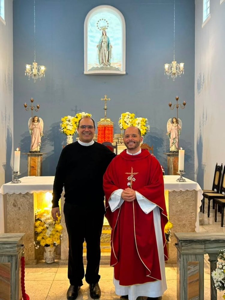 Pároco Padre Fernando é acolhido em Barbacena pelo reitor Padre Adilson e pelo vigário Padre Túlio