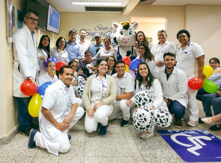 Aniversário surpresa marca alta de paciente na unidade de Oncologia do Hospital Márcio Cunha